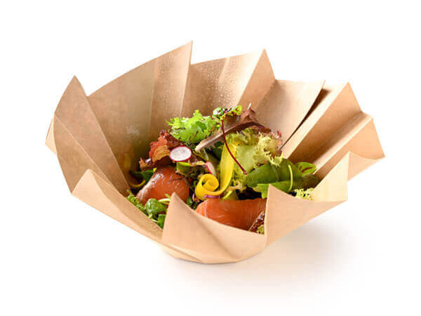 自家製スモークサーモンと自社農園野菜10種のサラダ