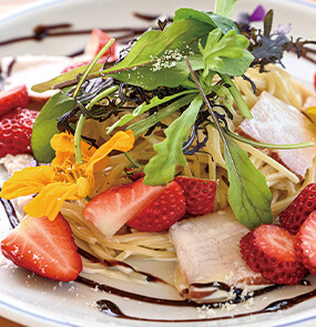 ぶどうの森農園いちごと自家製ベーコンのクリームソース